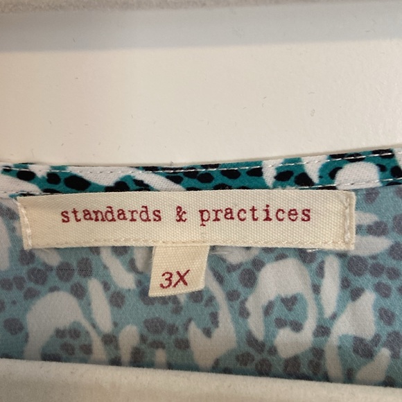 3X Standards and Practices wrap top in green and white with long sleeves - Picture 2 of 3